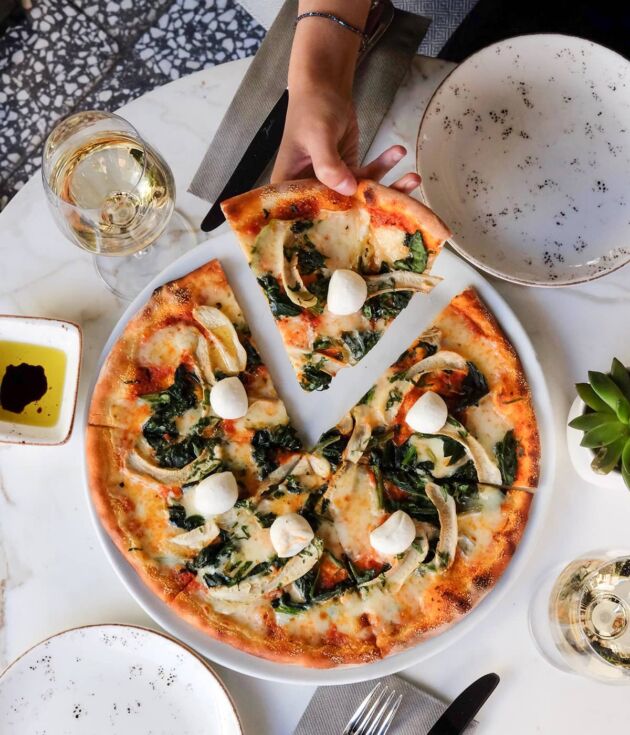 Artichoke spinach pizza