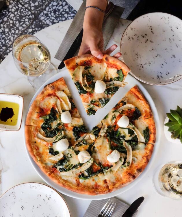 Artichoke spinach pizza