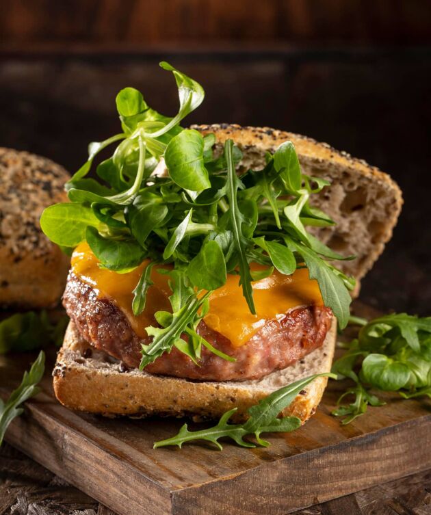 Cheddar beef burger - Image 2